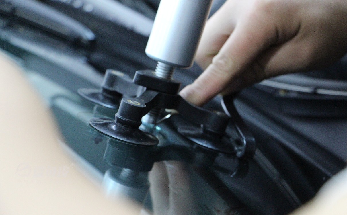 汽车玻璃裂纹可这样修复,502胶水能修复玻璃裂纹吗