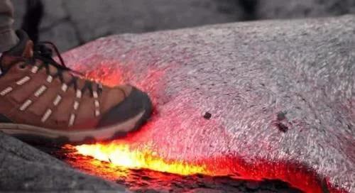 掉进岩浆池怎么自救,不小心掉进火山怎么办