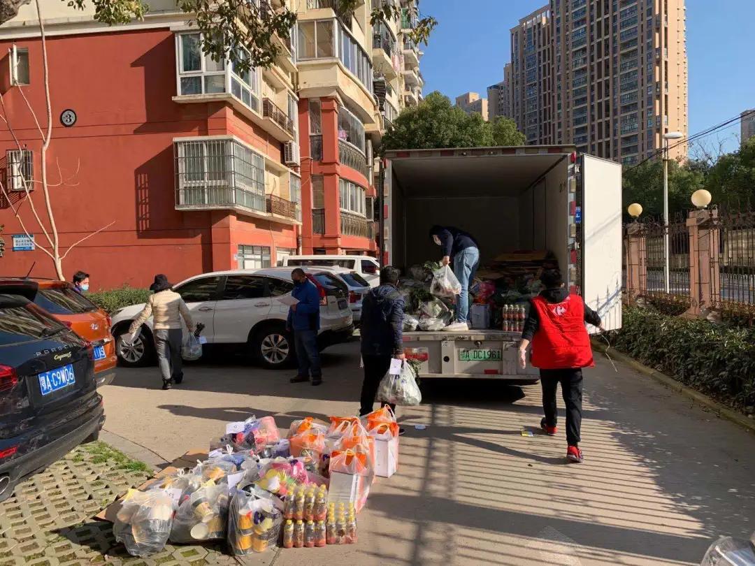 菜是自己去批发市场拿还是让送,菜农的菜是怎么到消费者手里的