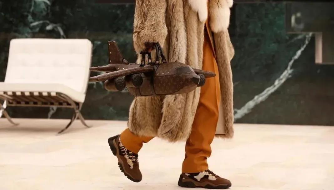 lv顶级旅行包多少钱,lv推出形似飞机的包售价25万