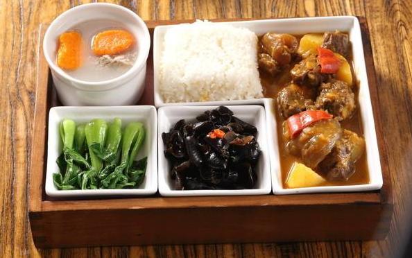 逆势求存*局破**重生，陋室酒居靓灶解放碑商圈白领午餐