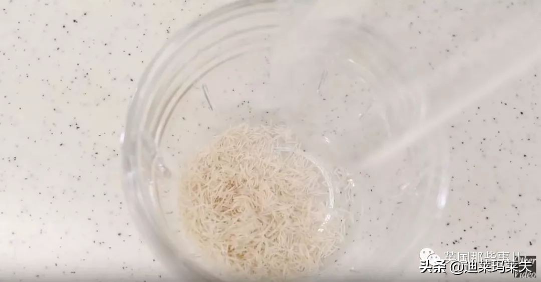 他用攒了一年的指甲，给女友做一个戒指？？这？