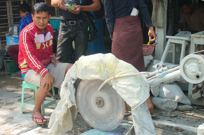 中国女子缅甸行,东西卖给中国人,但中国人去看要先买门票