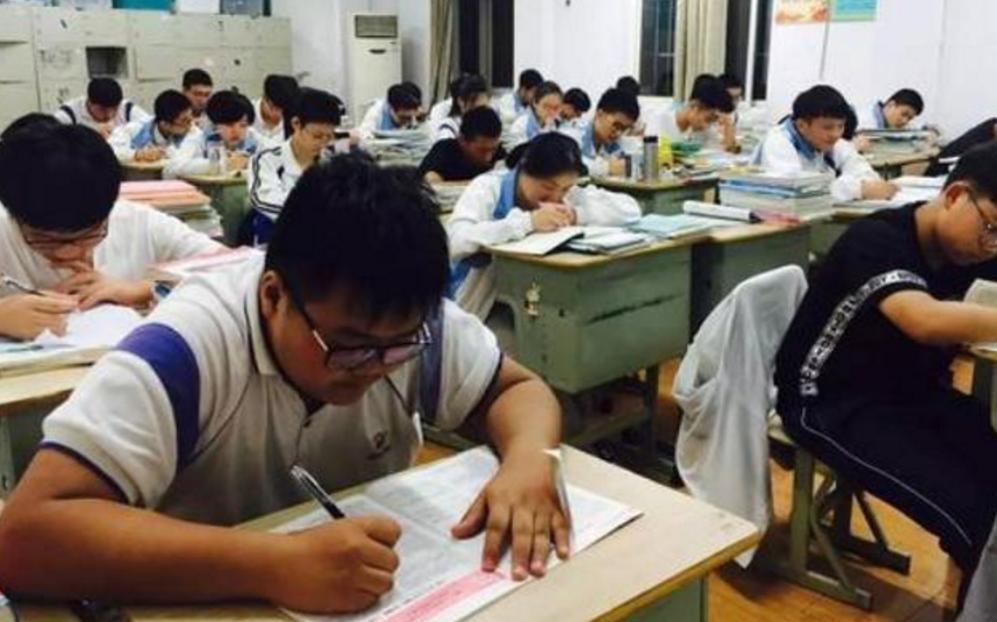 弟弟很爱哭作文300个字,弟弟哭了作文二年级