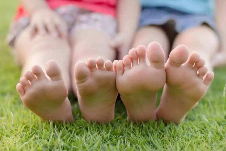 孩子喜欢夹腿、摩擦*体下**,除了些行为,家长还要注意以下几点