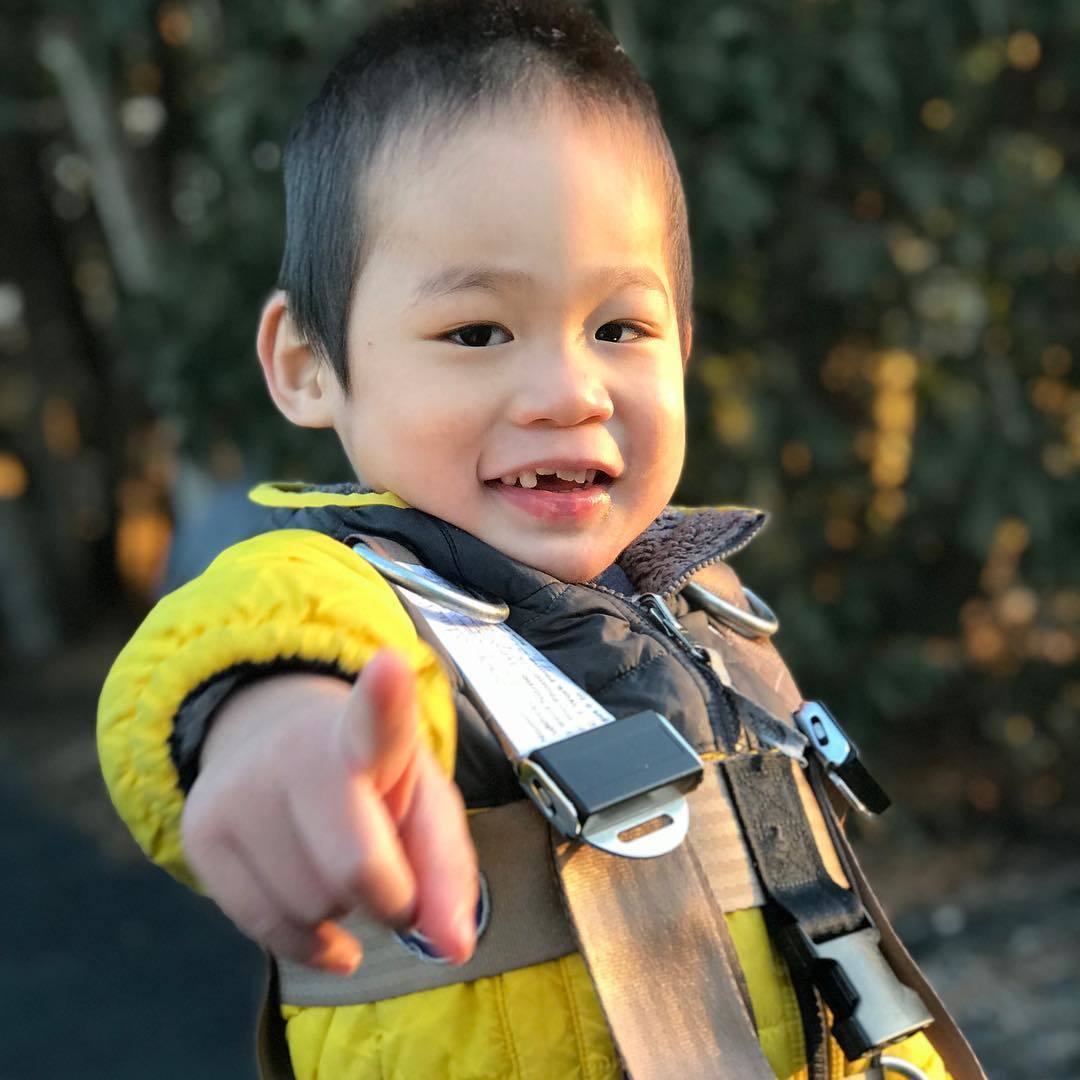 美国网红领养中国残障男孩,疯狂吸血赚钱后就无情抛弃?