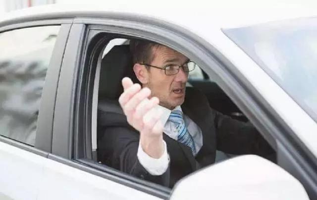 开车时怎样知道车身是正还是歪的,怎么判断车是正的还是歪的