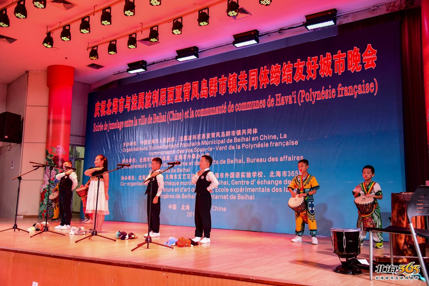 我在北海图书馆拍了一场特别的晚会，观众情不自禁跟着节奏动起来