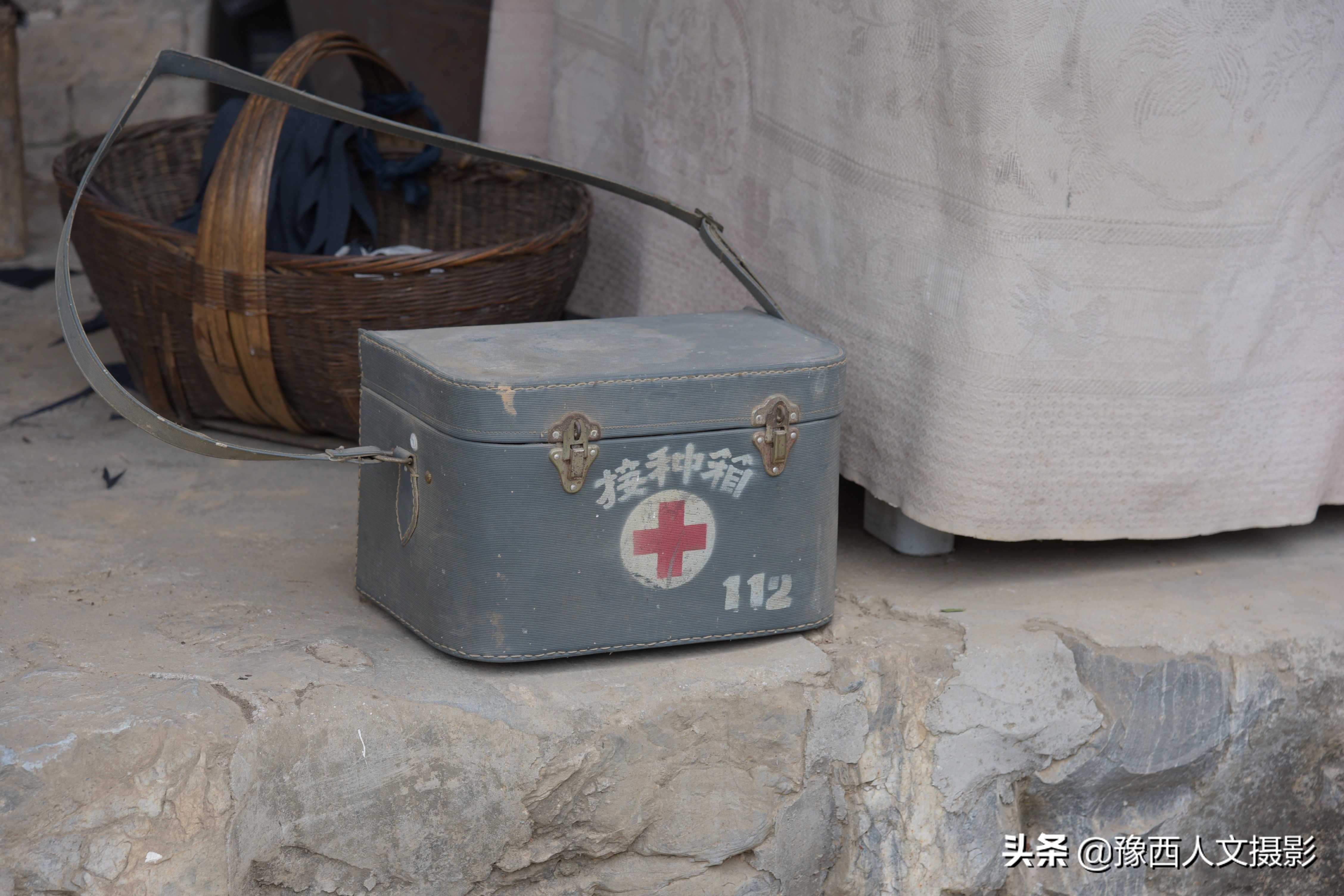 老村医治好脉管炎，两兄弟拿万元酬谢，他仅从毛票中抽出80块