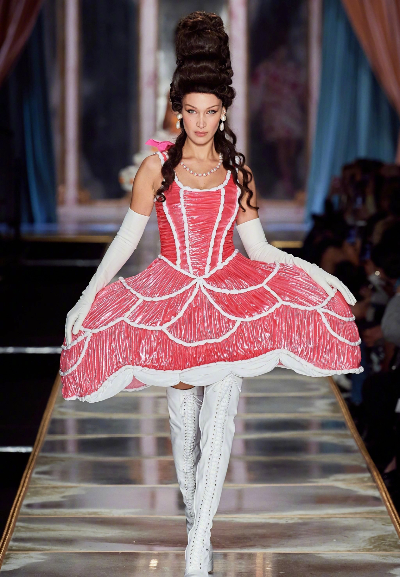 ladygaga穿红色礼服参加宴会,ladygaga鲜肉红毯造型