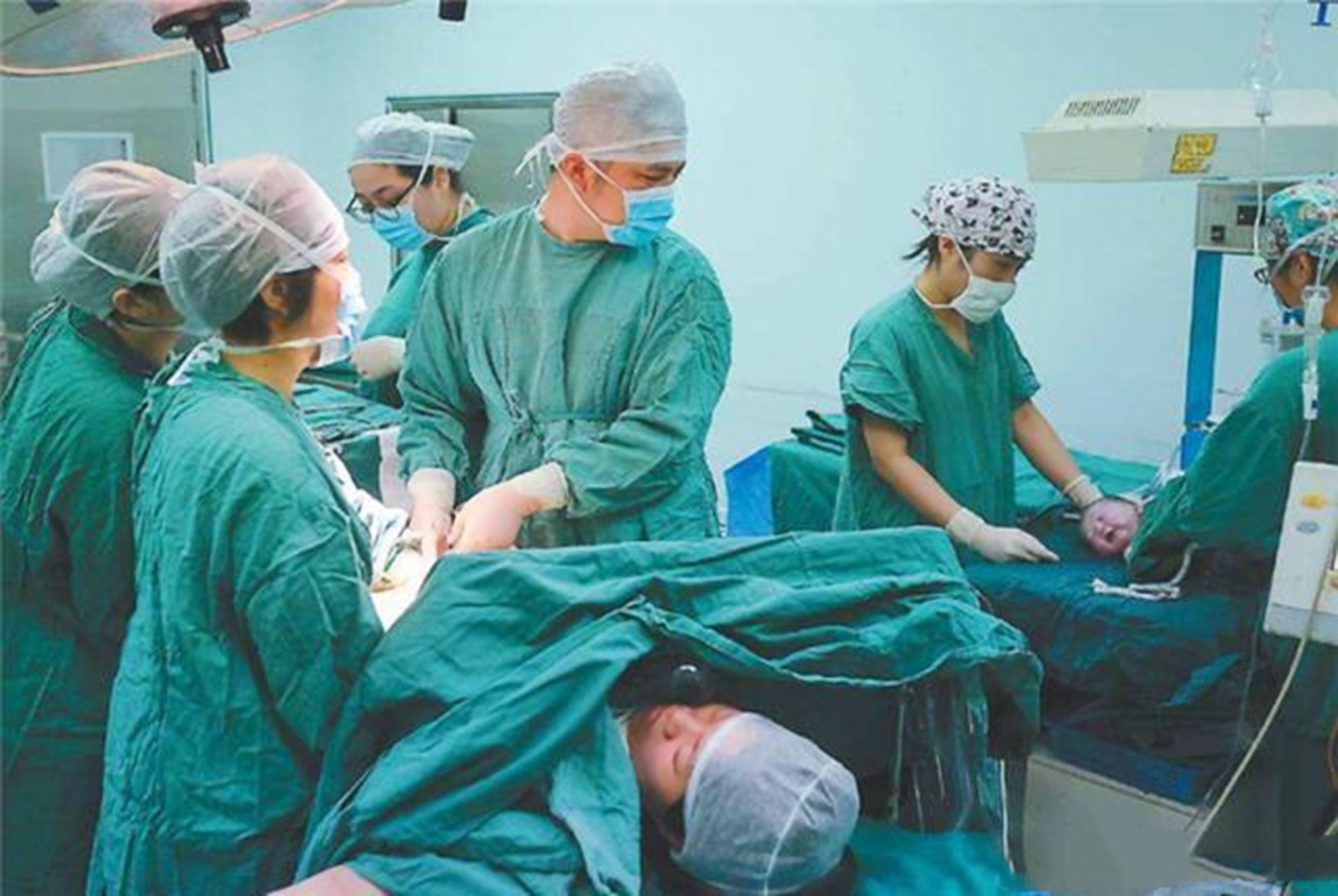 孕妇生产遇男医生不肯进产房，丈夫也担心会看到隐私，医生怎么说