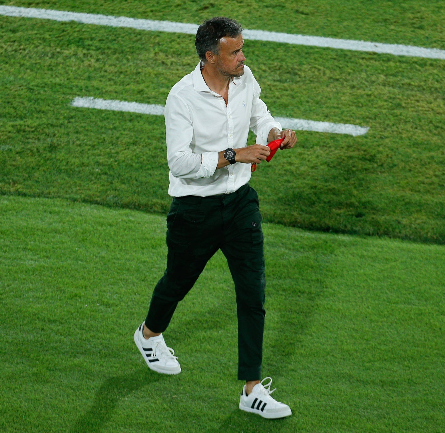 大饱眼福!欧洲杯名帅衣品赏析:索思盖特弃马甲曼奇尼秀阿玛尼