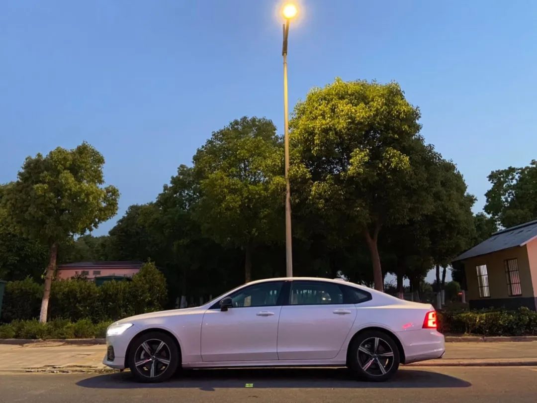 沃尔沃s90智逸豪华2022款使用说明,沃尔沃s90t8混动版2022款缺陷