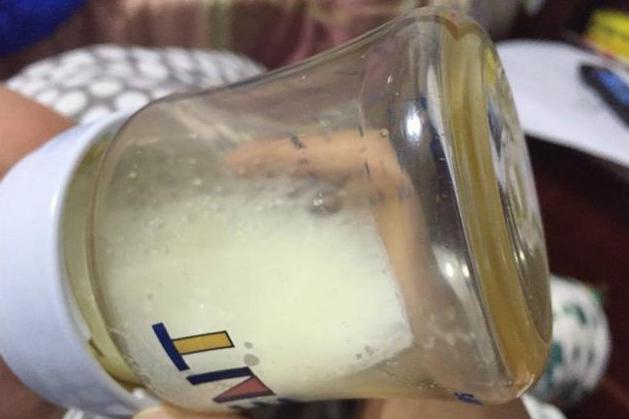 宝宝喝奶总是留下最后一点,宝宝喝奶老是剩一点点怎么回事