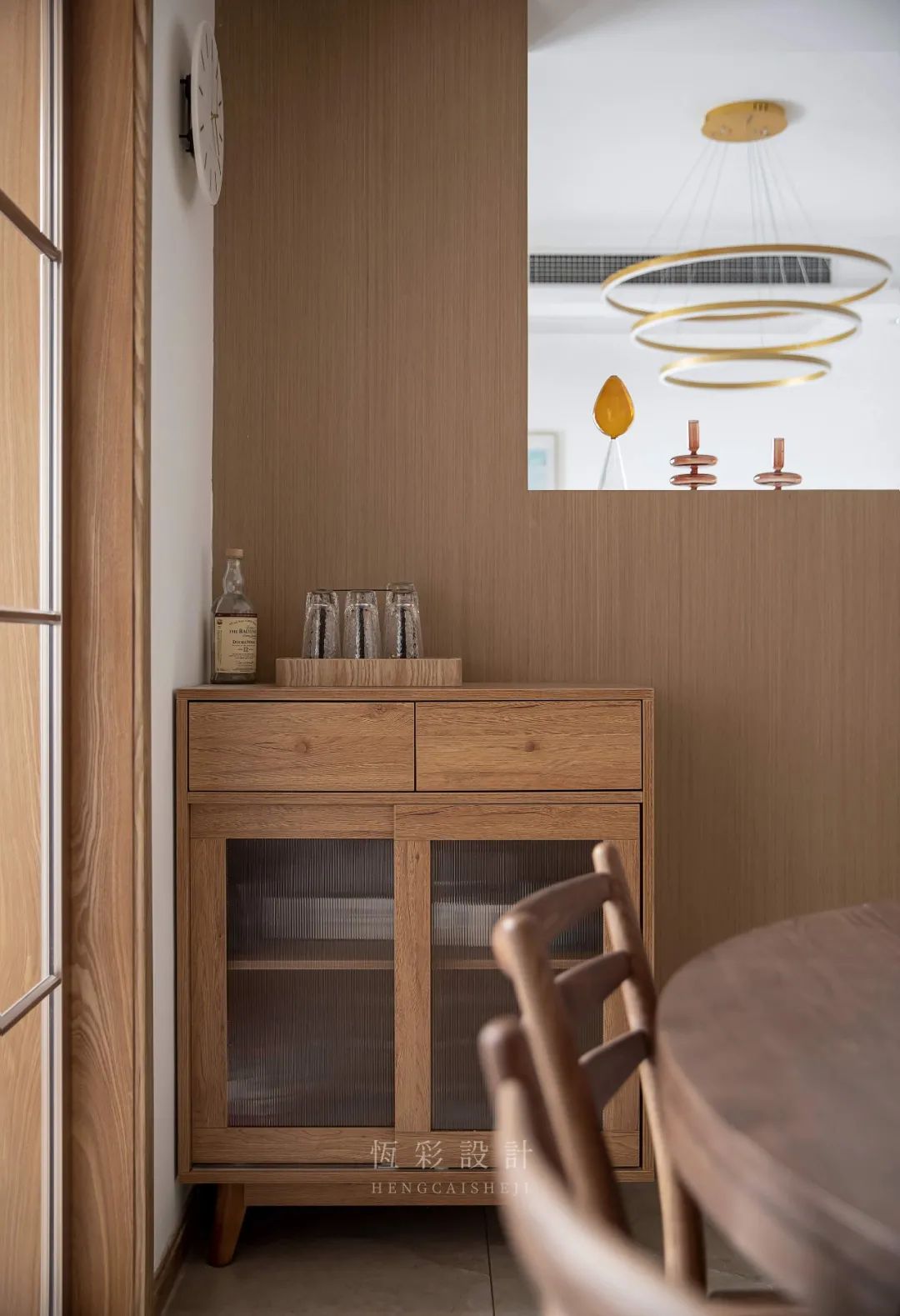 二楼衣帽间和客厅完美结合,二楼客厅开放式衣帽间