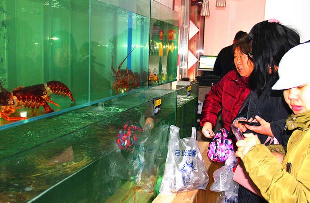 终于让我扒出潍坊尝玖海鲜超市不为人知的秘密！