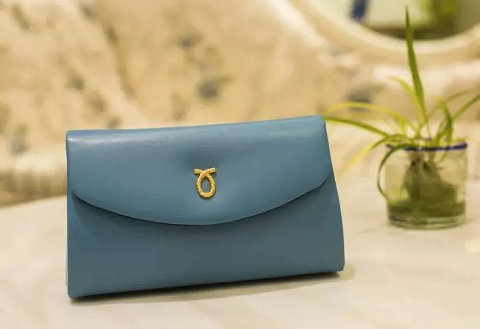 英国女王拿过的包包,英国伊丽莎白女王二世包包