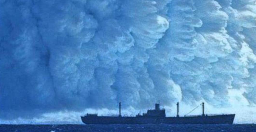 万吨巨轮遭遇飓风沉入太平洋，船体撕裂燃料泄漏！真实纪录片