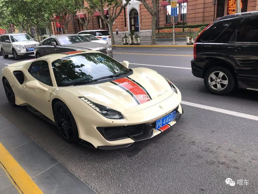 蒋鑫开法拉利上街，车牌特意选带4的，旁边的劳斯莱斯被吸引