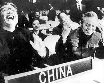 毛*东泽**调侃乔冠华：莫道鄙人功业小，北京卖报赚钱多「1」