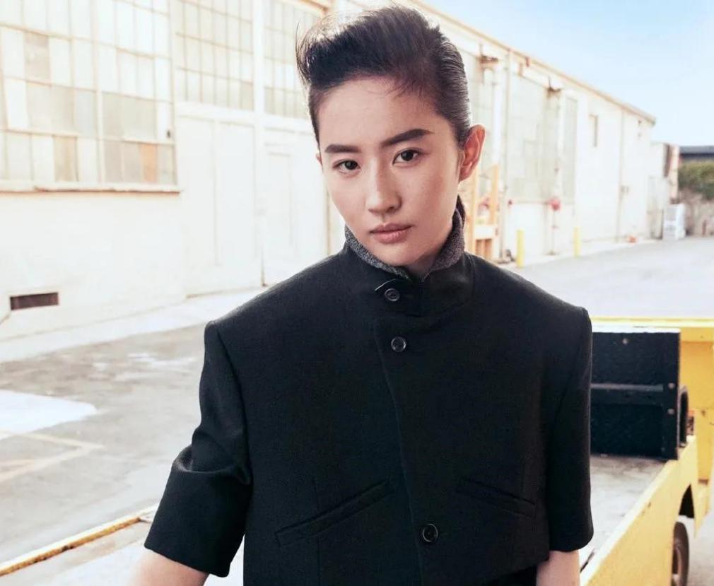 大佬力捧多年没火，“人间富贵花”如今居然凭借几套衣服出圈了？