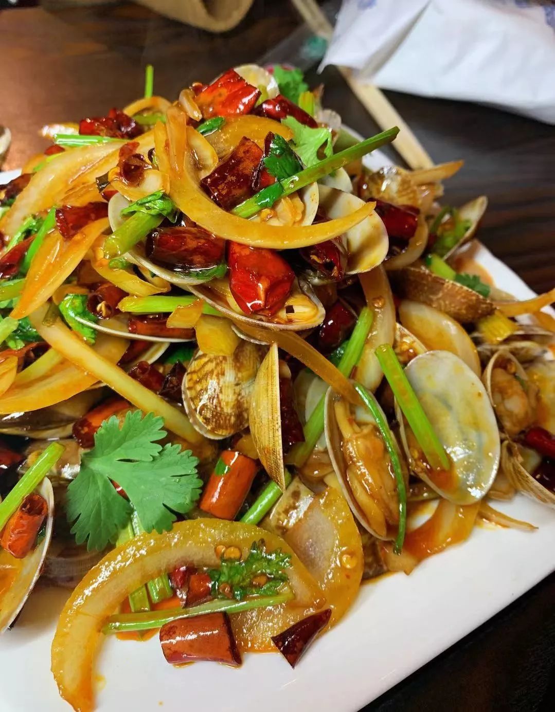 长春这家音乐串吧大块肉按斤称,崂山一元一瓶,青岛喝一箱送一箱