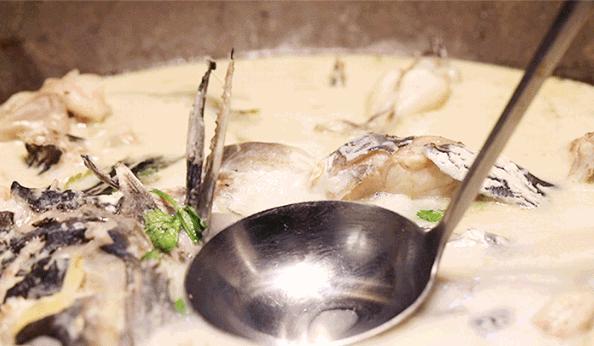 石锅鱼味美汤鲜,云南草帽蒸汽石锅鱼做法