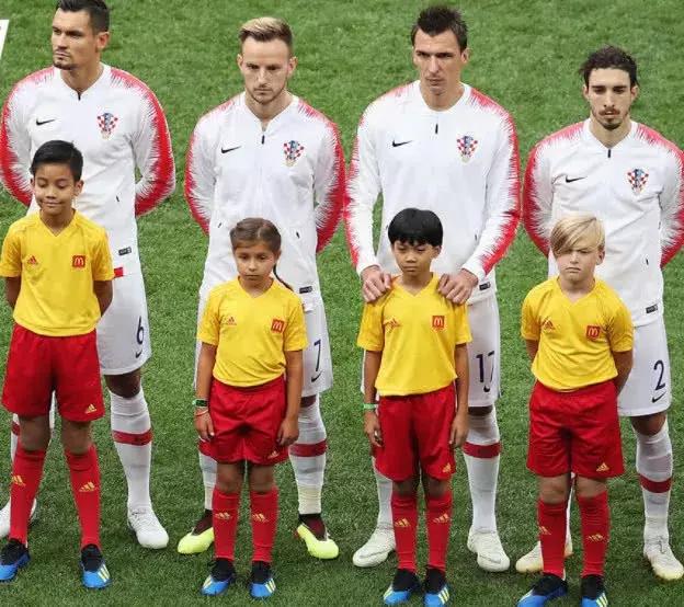 从不懂足球，到蝉联世界冠军，这群女孩儿值得被更多人认识！