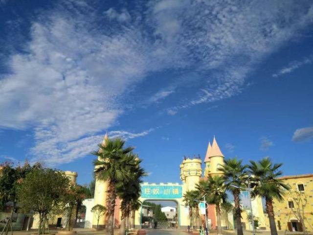 绵阳带孩子旅游攻略,狂欢小镇绵阳水上乐园夜场