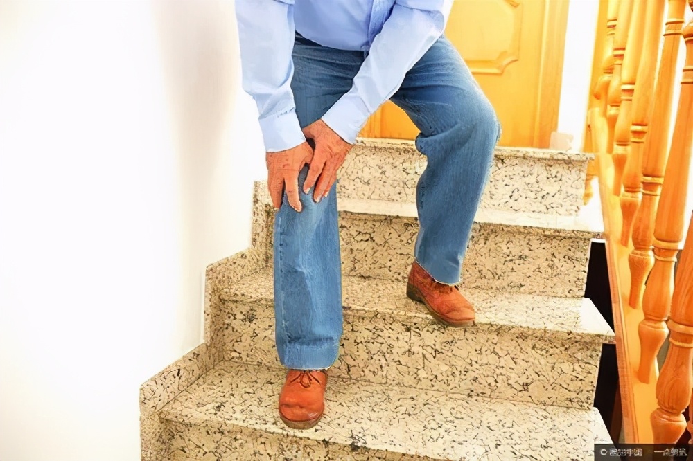 倒着走对膝盖有没有好处,倒着下楼梯对身体有好处吗