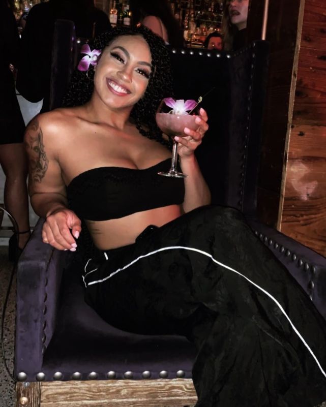 舞娘失手从6米高钢管摔到地面！下巴被摔碎！发众筹请求帮助