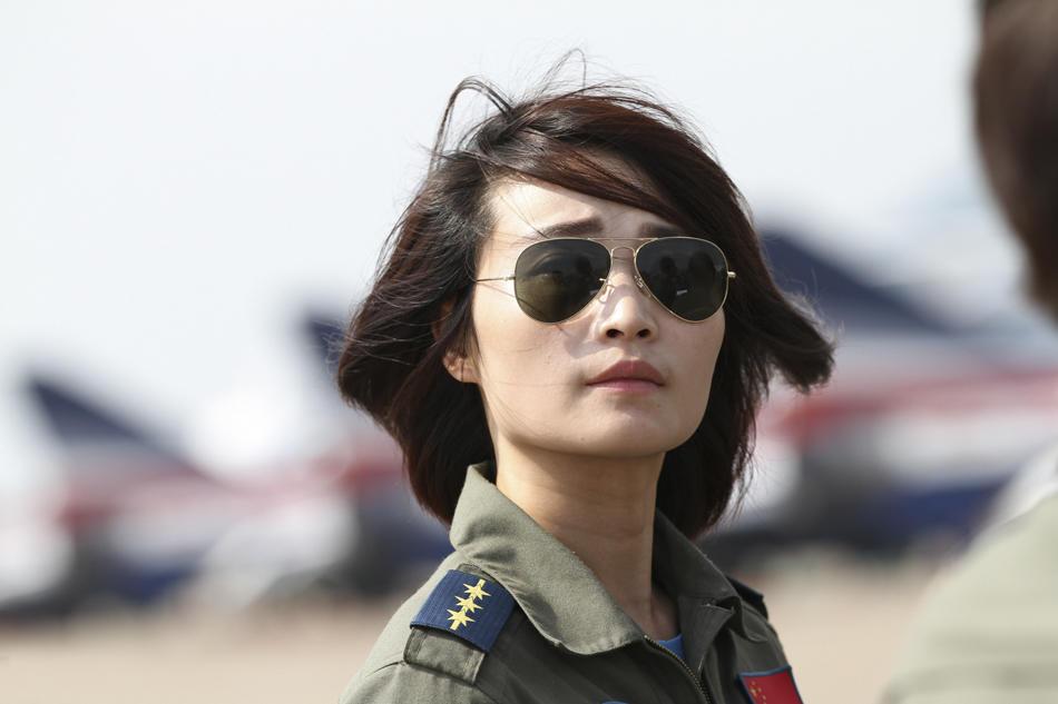 金孔雀余旭的最后一程：36万群众手捧菊花送别，墓前4架飞机模型