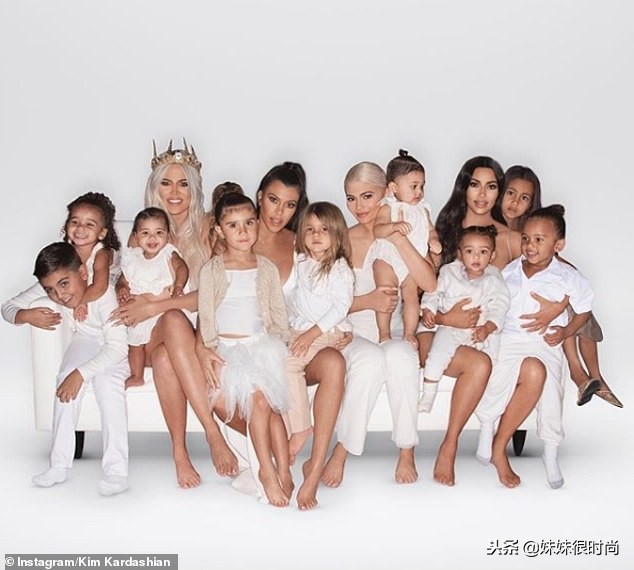 卡戴珊家族贺卡遭嘲弄，PS技术拙劣，金卡戴珊代孕女儿身形扭曲！