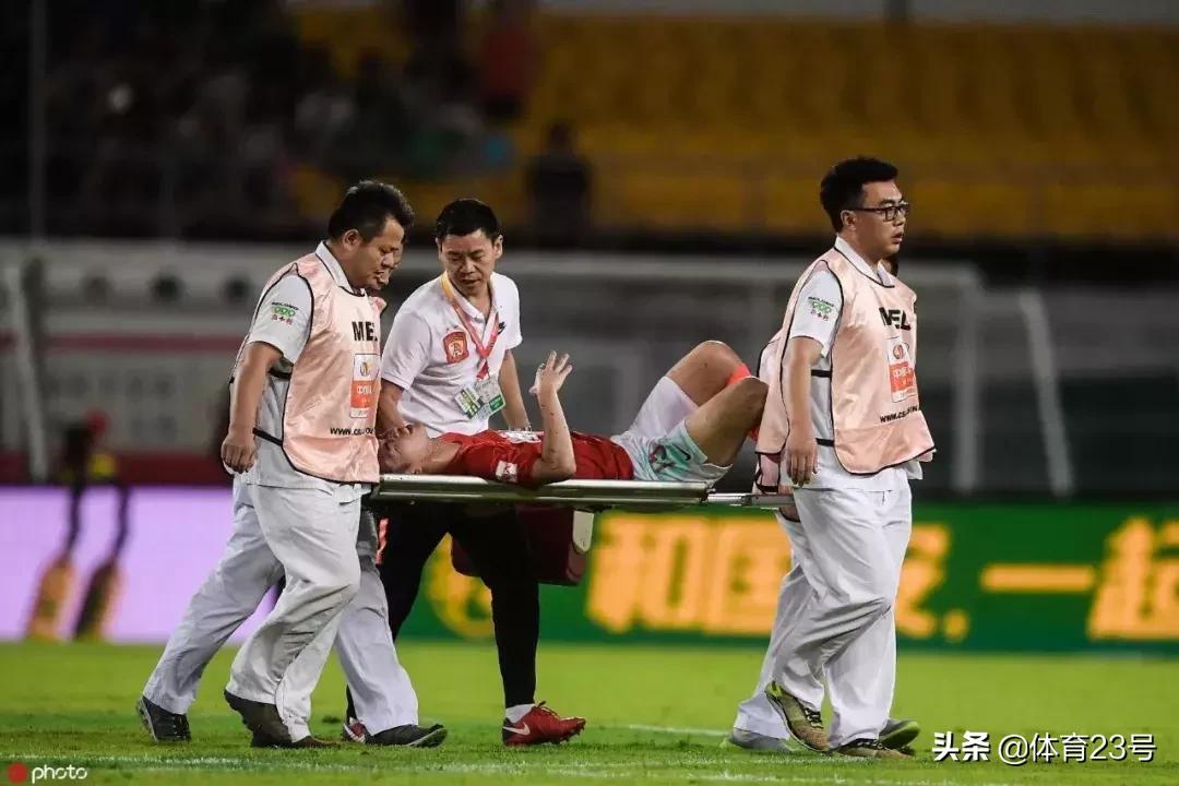 国安输球足协杯现场球迷反应,严鼎皓国安受伤