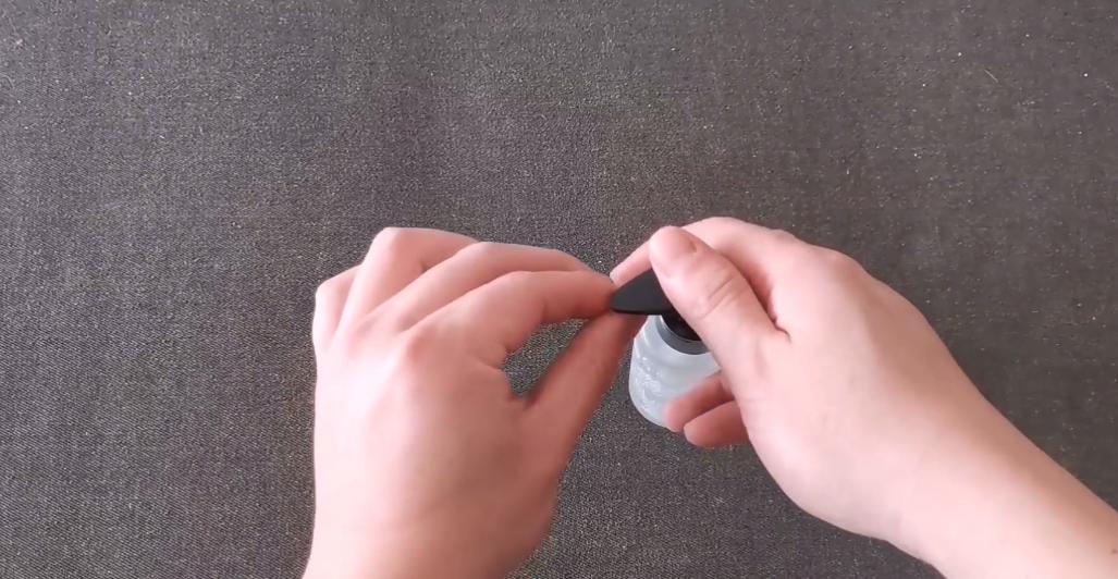 手指被502粘住了已经硬化了怎么办,502胶水倒在了手指上怎么去除干净