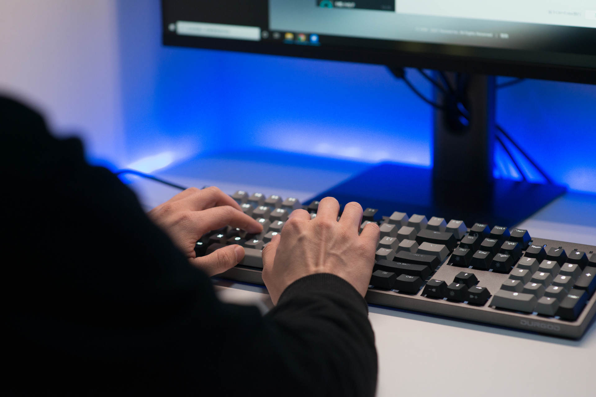 中端机械键盘王者轴体手感真实体验,青轴和银轴横评