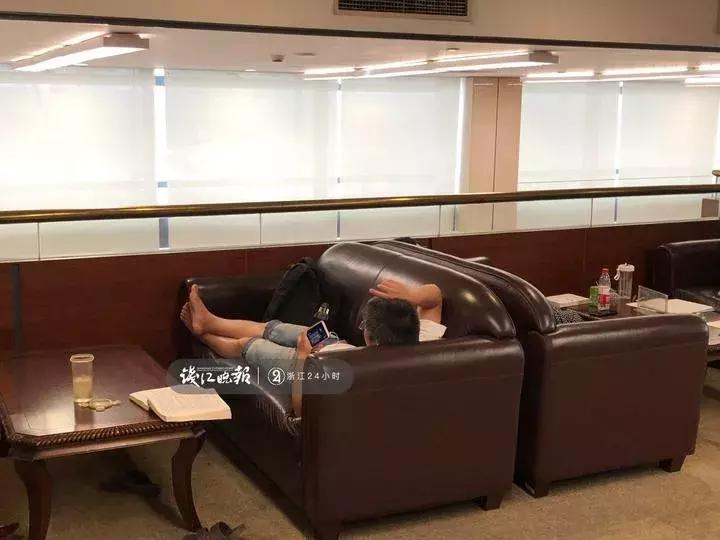 尴尬了！暑期“一座难求”的杭州图书馆，却出现这样一幕！真的合适吗？