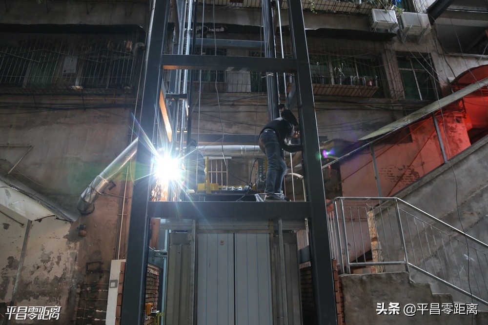 老旧小区加装外挂电梯的弊大于利,带平台的老旧小区怎么加装电梯