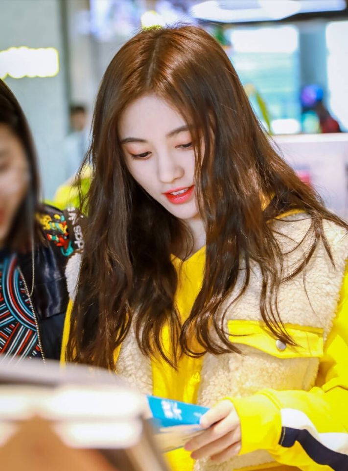 四千年美女鞠婧祎现身机场,有点矮但很真实,身高159也很美!