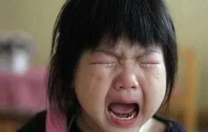 六岁女儿跪地痛哭,7岁女孩跪地哭诉