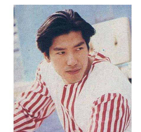 张耀扬“乌鸦哥”拍戏险瘫痪，养病想自杀，如今57岁的他怎么样