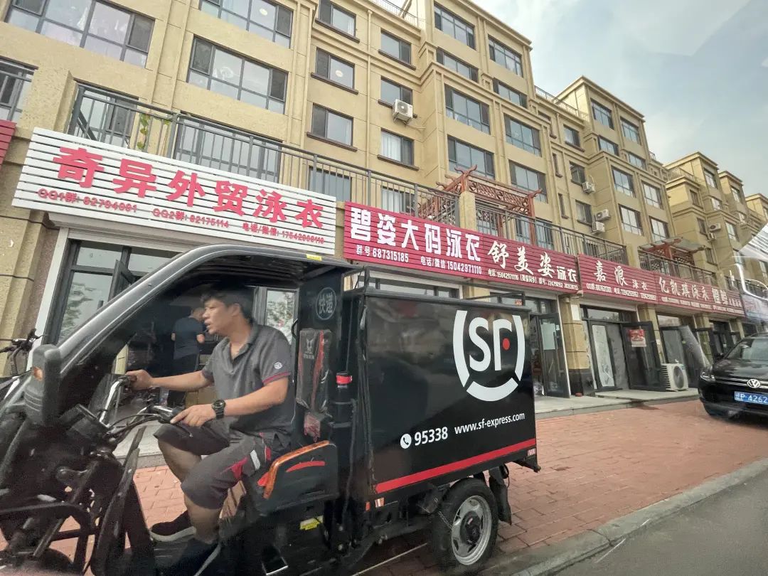 东北魔幻泳装小城,工人月入过万,承包全球40%的泳衣