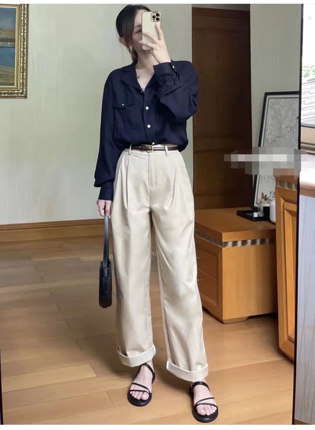 男士藏蓝色休闲西裤子配什么上衣,藏蓝色西装裤子配什么颜色上衣