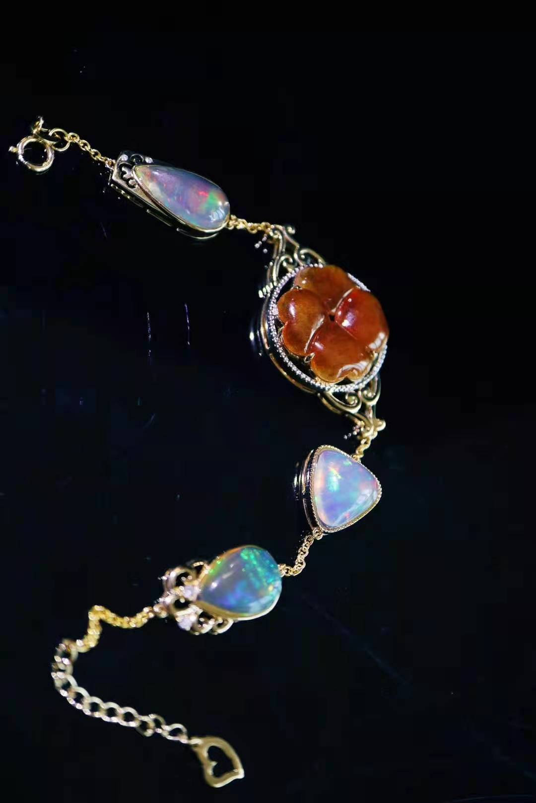 欧泊一种拥有世间所有颜色的宝石，关键还不贵