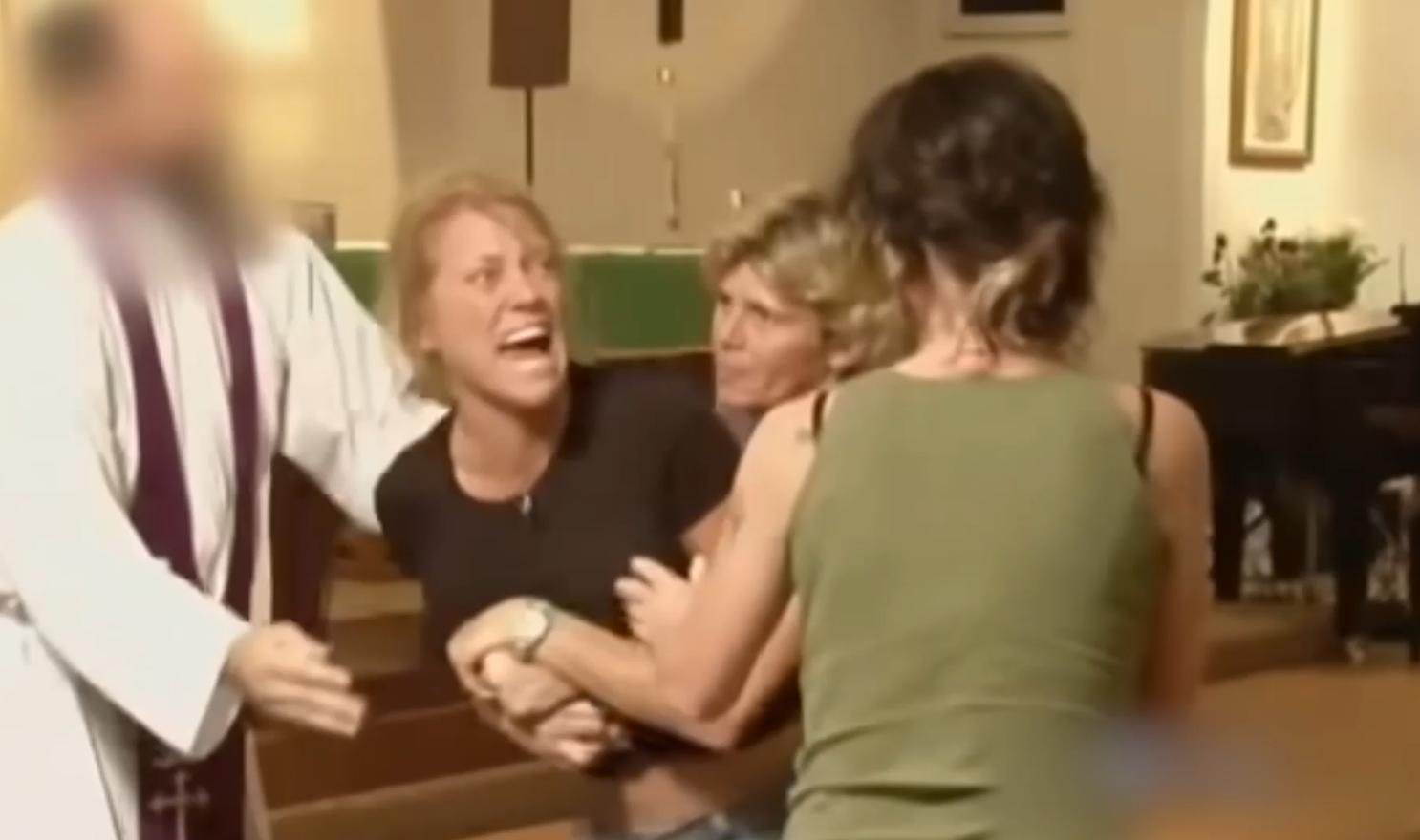 国外一女子特别害怕十字架和教堂，一度被认为是遭遇了恶魔缠身