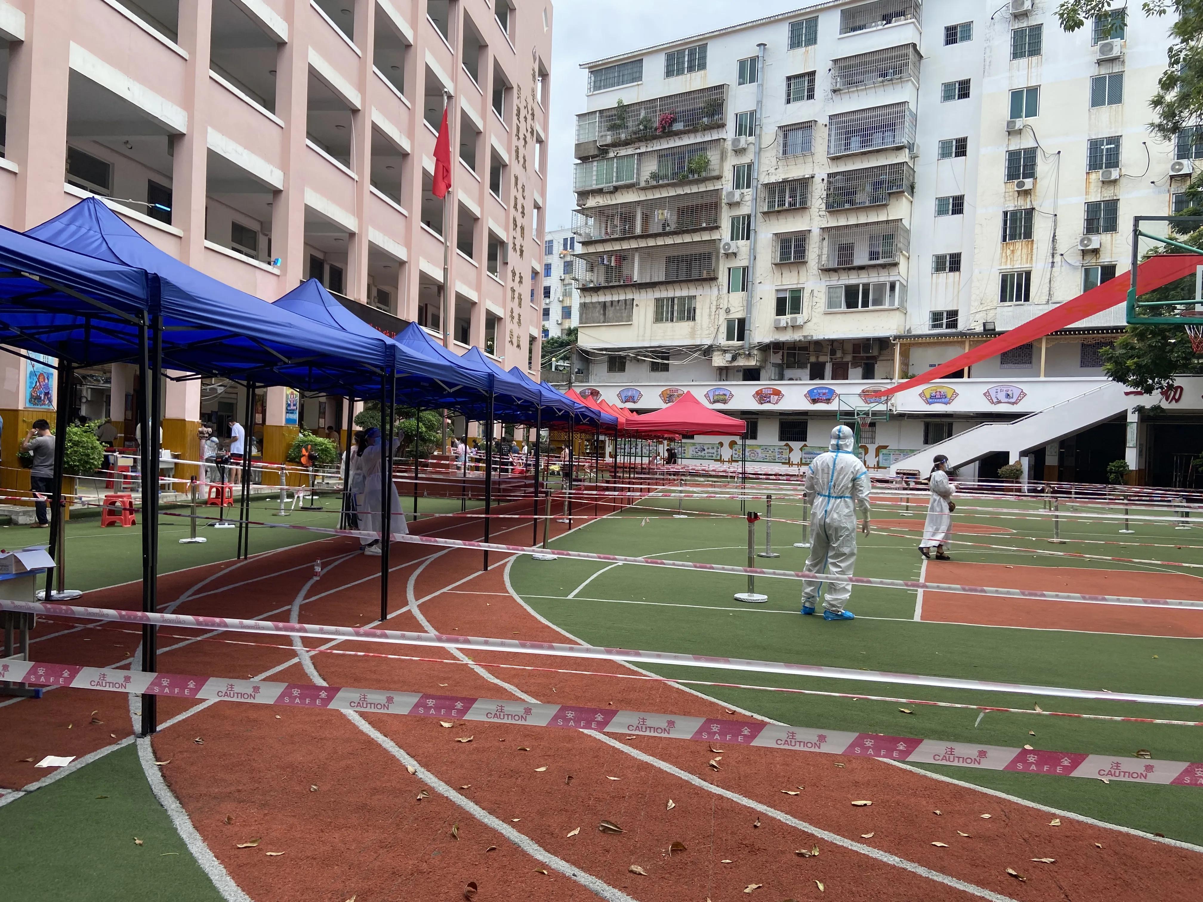 梅香传百年山高我为峰——致梅峰小学最美志愿者