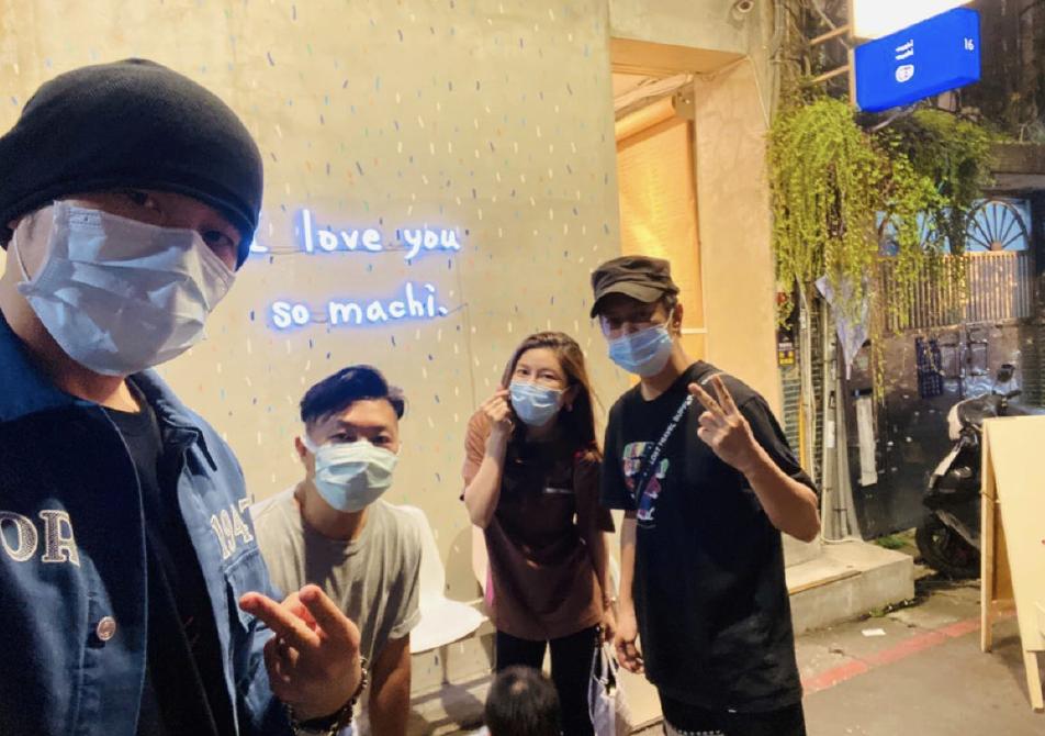 周杰伦比赛也不忘耍帅,周杰伦通宵带队友疯狂冲上王者