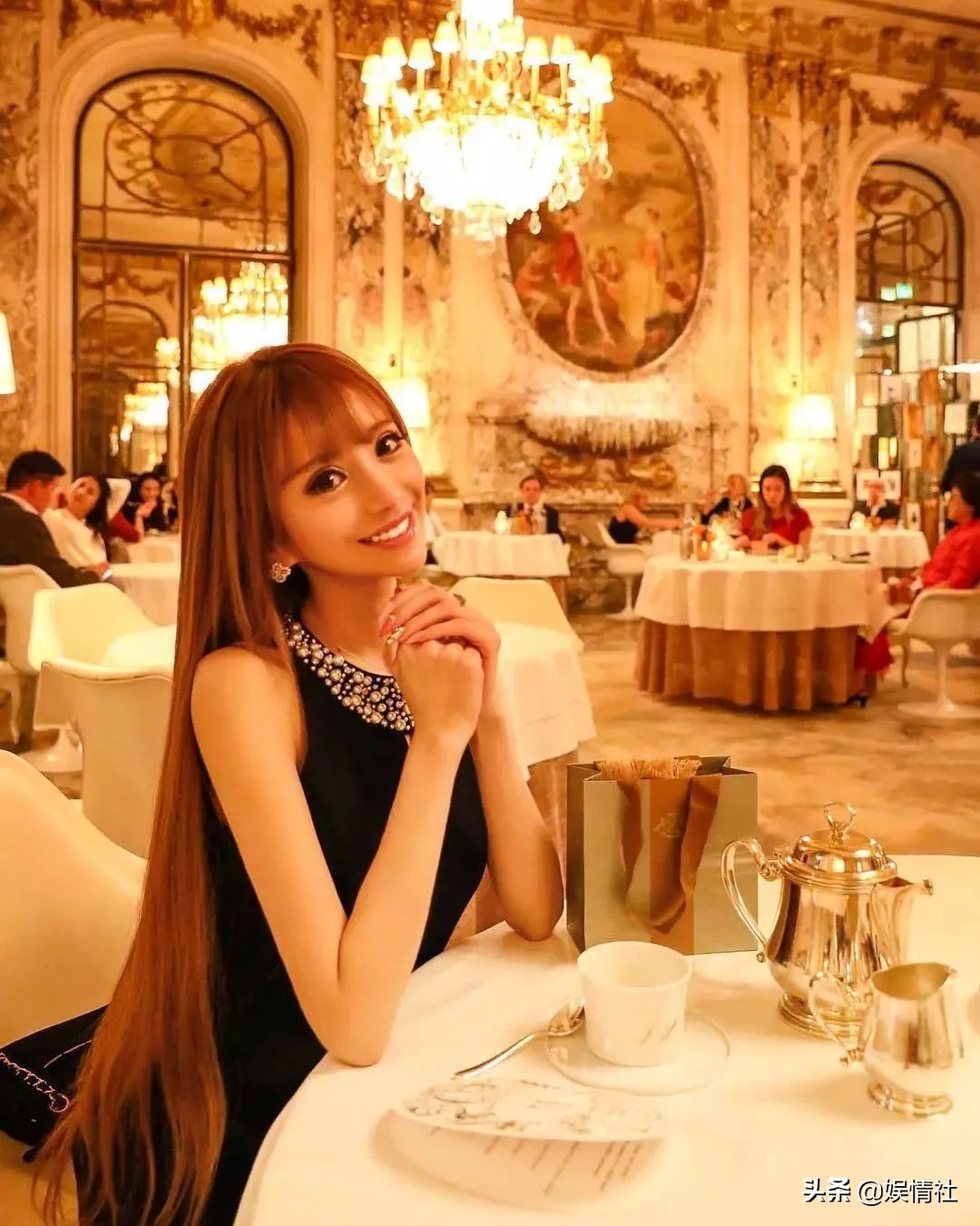 日本第一陪酒女引退!滴酒不沾却日赚1个亿,首相都被她征服