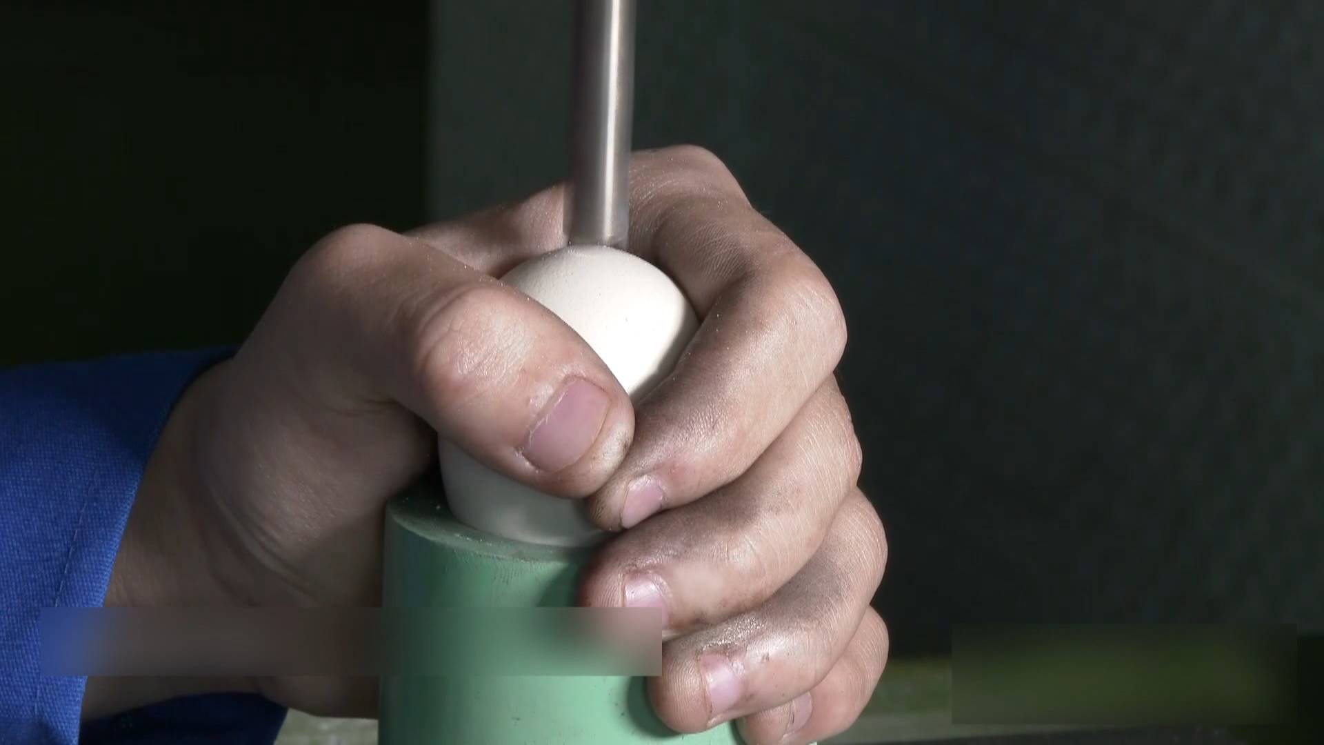 电钻在鸡蛋上旋转！“技能狂人”用坏1000多块钢板，磨炼加工技艺