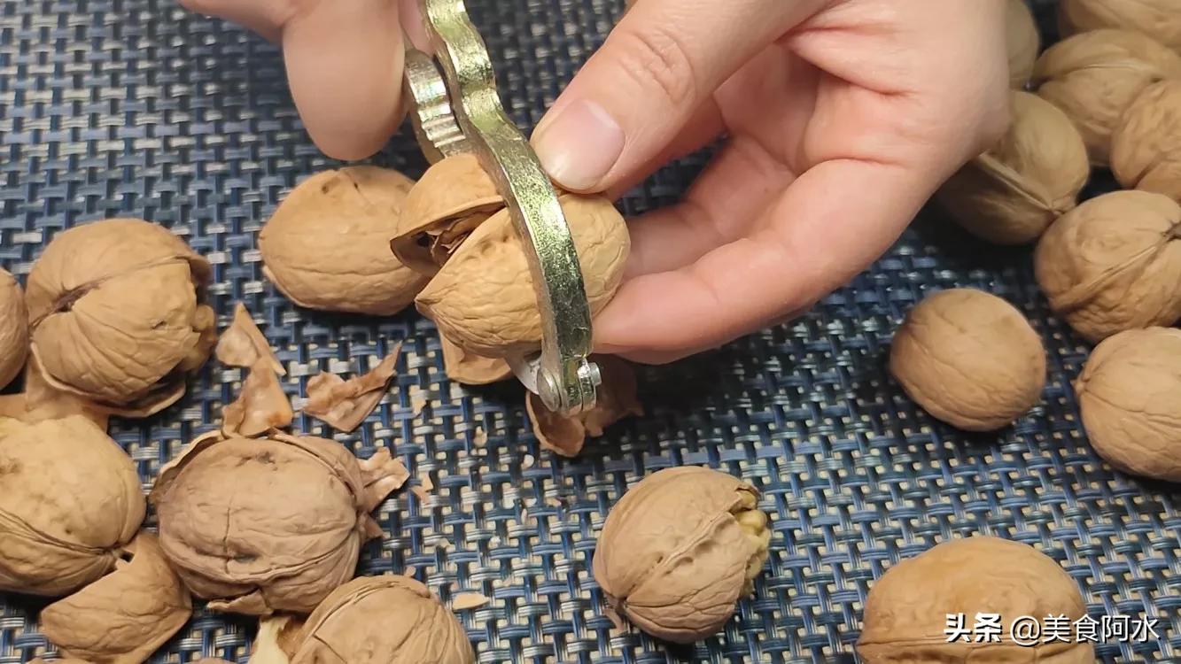 核桃和芝麻在一起怎么做好吃,核桃怎么做好吃椒盐